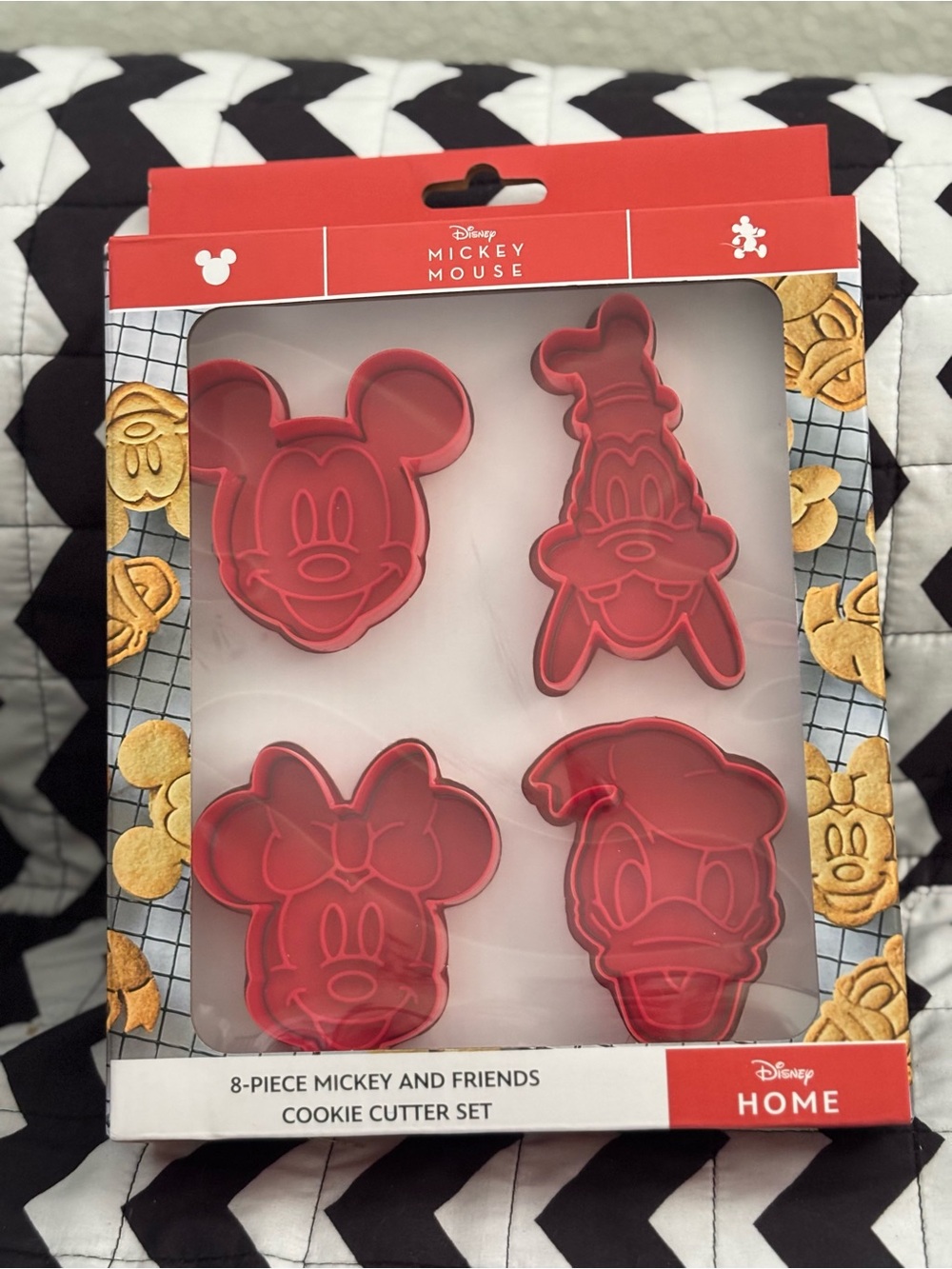 DISNEY MICKEY MOUSE 8-Piece Mickey And Friends Cookie Cutter Set NEW